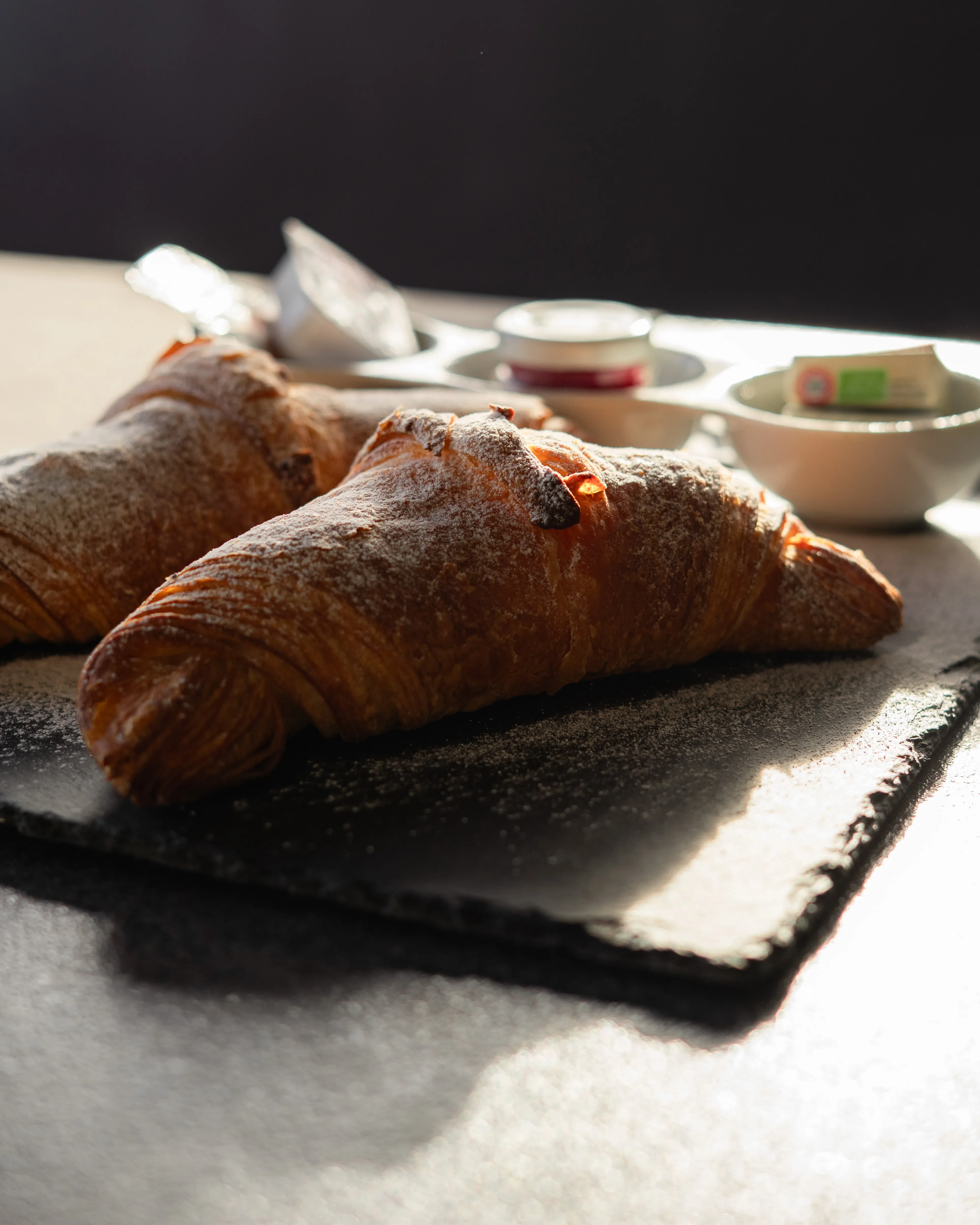 Butter-Croissants auf Schieferplatte
