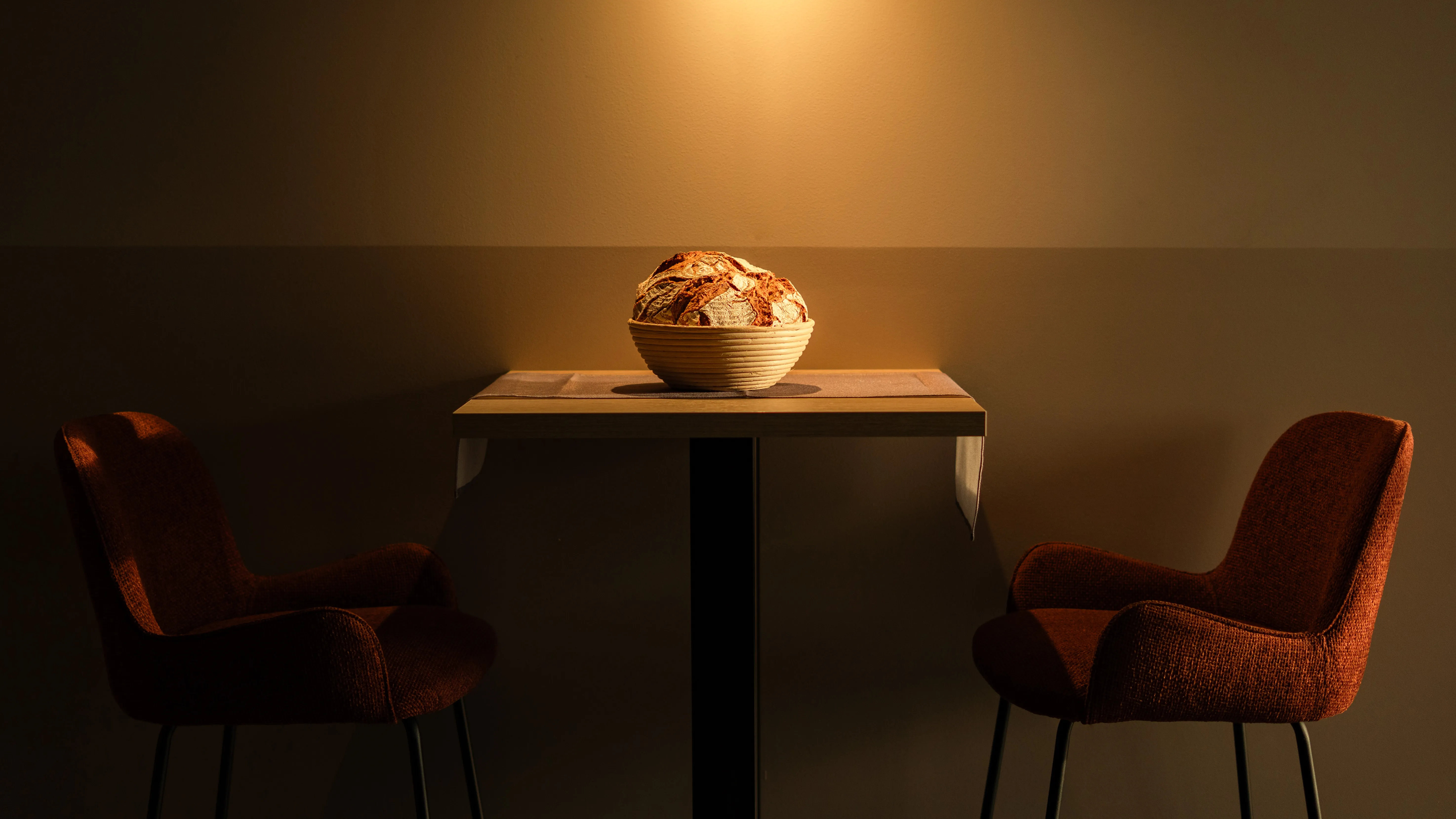 Frisch gebackenes Brot auf dem Tisch