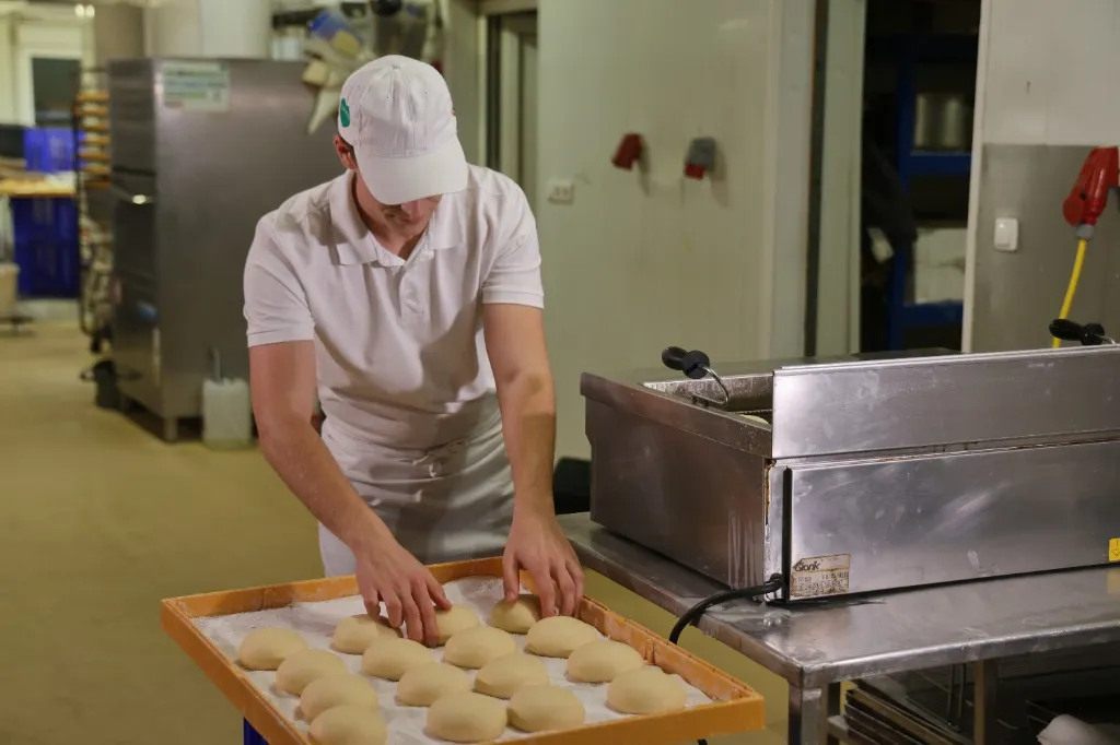 Teiglinge für Krapfen werden in der Backstube vorbereitet