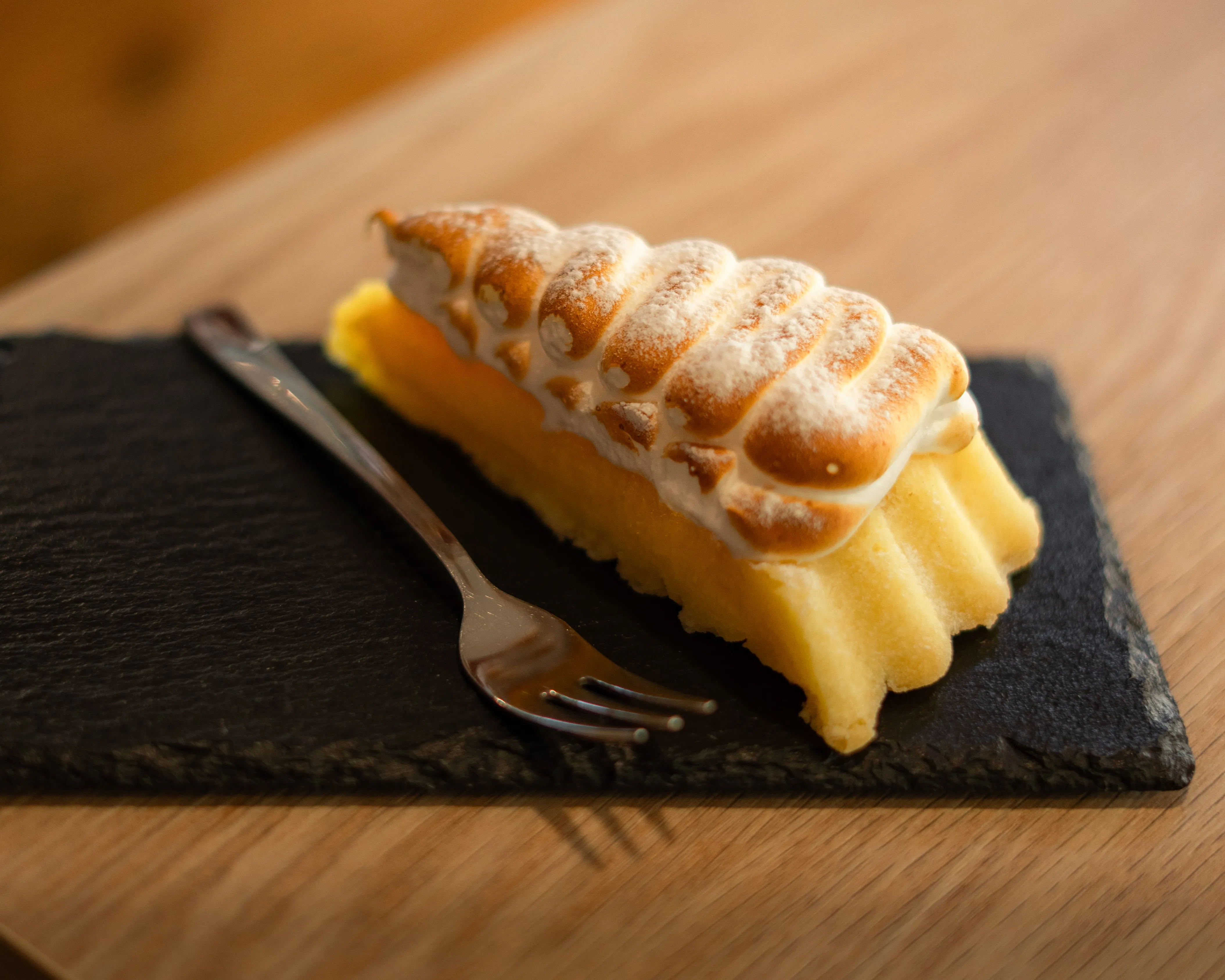 Meringue-Tarte auf Schieferplatte