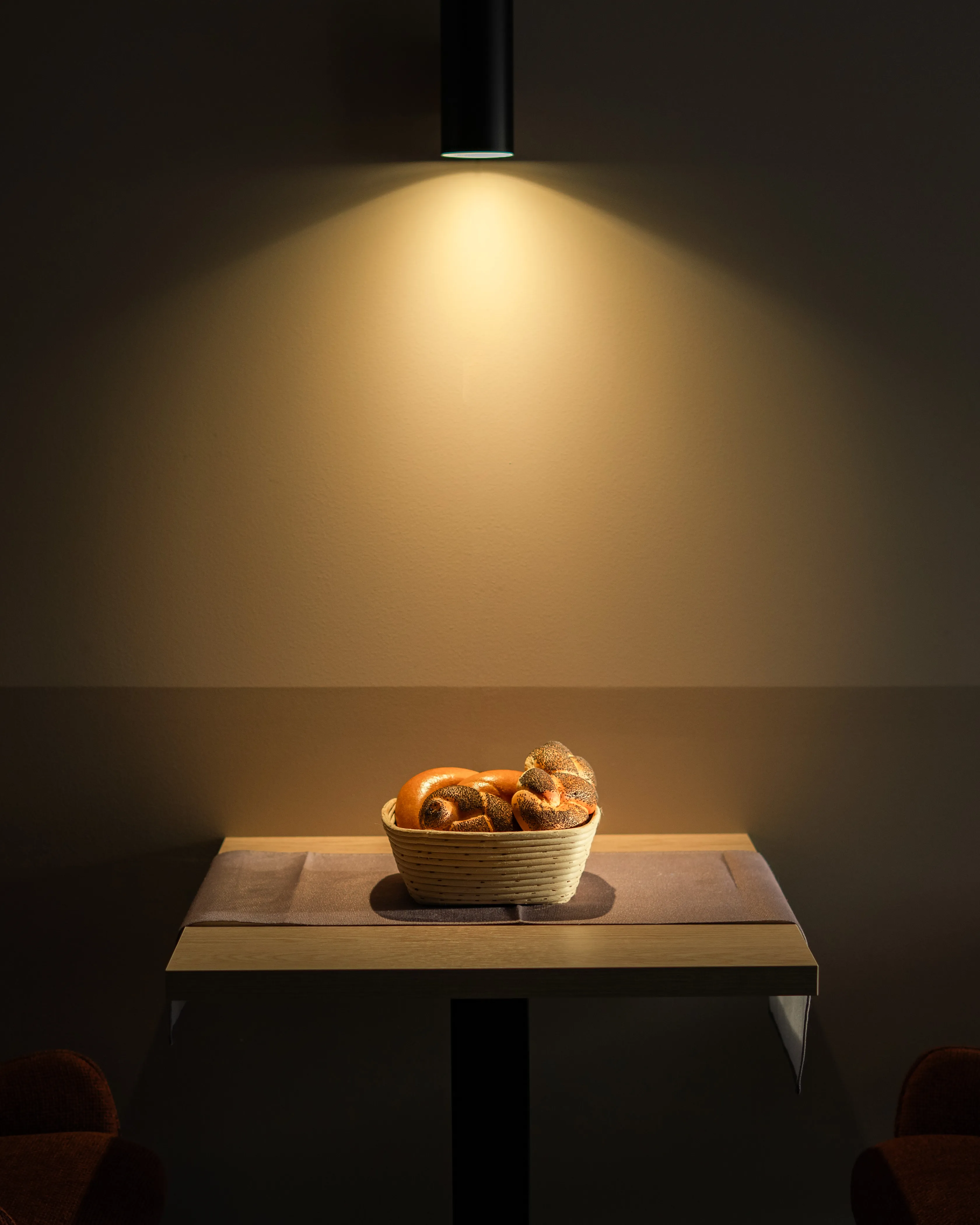 Gebäckkorb unter warmem Licht