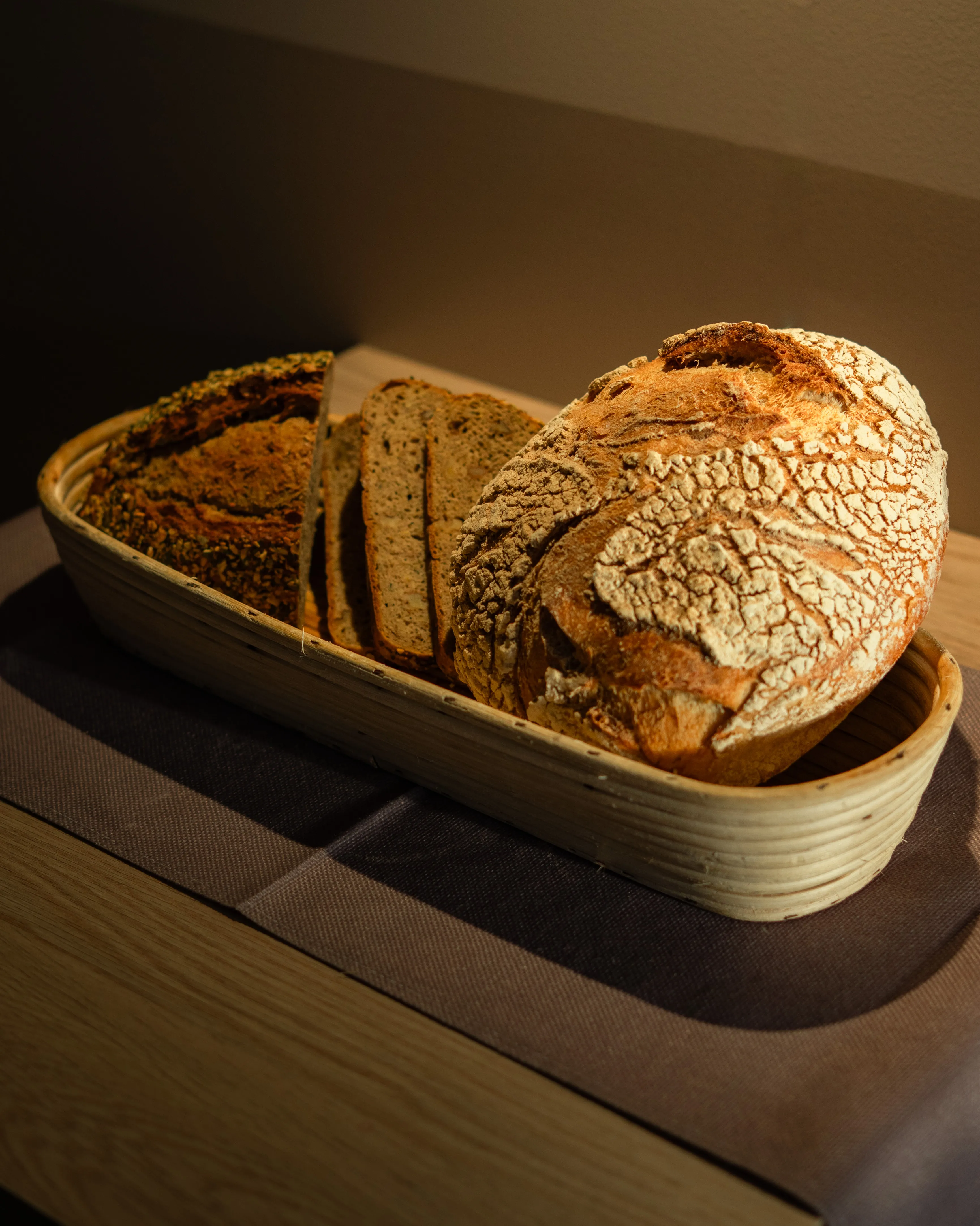 Handwerklich gebackenes Brot im Gärkorb